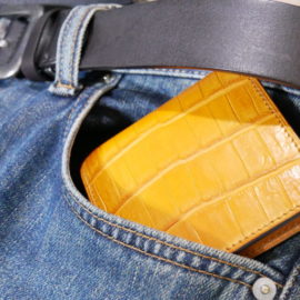 ジャケットの内ポケットにスッキリ収まるサイズ感！土屋鞄製造所の薄い二つ折り財布！　【URBANO】ウルバーノ・ジャケットパース